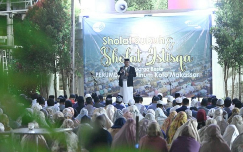 SALAT ISTISKA - Perumda Air Minum Kota Makassar, menggelar Salat Istiska yang didahului Salat Subuh berjemaah diikuti seluruh keluarga besar Perumda Air Minum Kota Makassar di Lapangan Kantor Pusat, Jl Sam Ratulangi, Kota Makassar, Jumat (1/9/2023). foto: istimewa