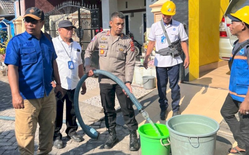 AIR BERSIH. Polrestabes Makassar yang ikut melakukan pengawalan pengantaran air bersih Perumda Air Minum Kota Makassar ke daerah Nusa Tamalanrea Indah (NTI). foto: istimewa