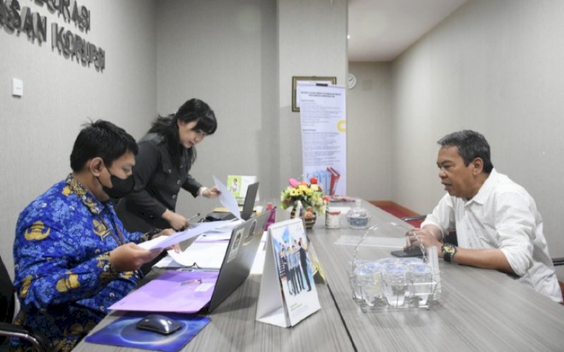 PENDAFTARAN. Sekretariat Tim Seleksi Calon Komisioner Komisi Informasi (KI) Provinsi Sulsel mulai menerima kelengkapan berkas pendaftaran calon komisioner KI Provinsi Sulsel Periode 2023-2027 di Makassar Room Kantor Gubernur Sulsel, Senin (18/9/2023). foto: istimewa