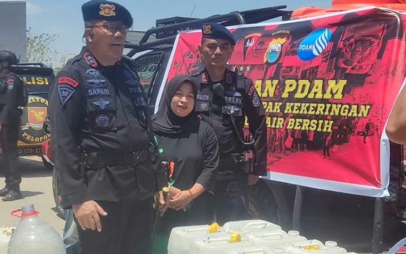 PEMANTAUAN. Komandan Batalyon A Pelopor Brimob Polda Sulsel, AKBP Sapari, saat turun langsung mengantarkan dan melihat langsung pembagian air melalui armadanya di daerah Salodong, Kecamatan Tamalanrea, Kota Makassar. foto: istimewa