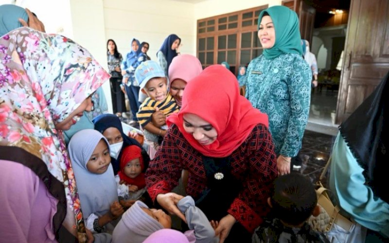 MENYAPA. Pj Ketua TP PKK Sulsel Sofha Marwah Bahtiar didampingi Ketua TP PKK Bulukumba Andi Herfida Muchtar menyapa anak-anak di Rumah Jabatan Bupati Bulukumba, Jumat (22/9/2023). foto: istimewa