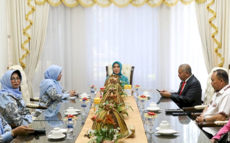 PERTEMUAN. Pj Ketua TP PKK Provinsi Sulsel, Sofha Marwah Bahtiar, menerima audiensi pengurus Perwosi Sulsel di Rumah Jabatan Gubernur Sulsel, Selasa (26/9/2023). foto: istimewa