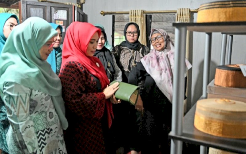 KUNJUNGAN KERJA. Pj Ketua Dekranasda Provinsi Sulsel, Sofha Marwah Bahtiar, melakukan kunjungan silaturahmi dan monitoring program PKK dan Dekranasda di tiga kabupaten, Kamis dan Jumat, 21-22 September 2023. foto: istimewa