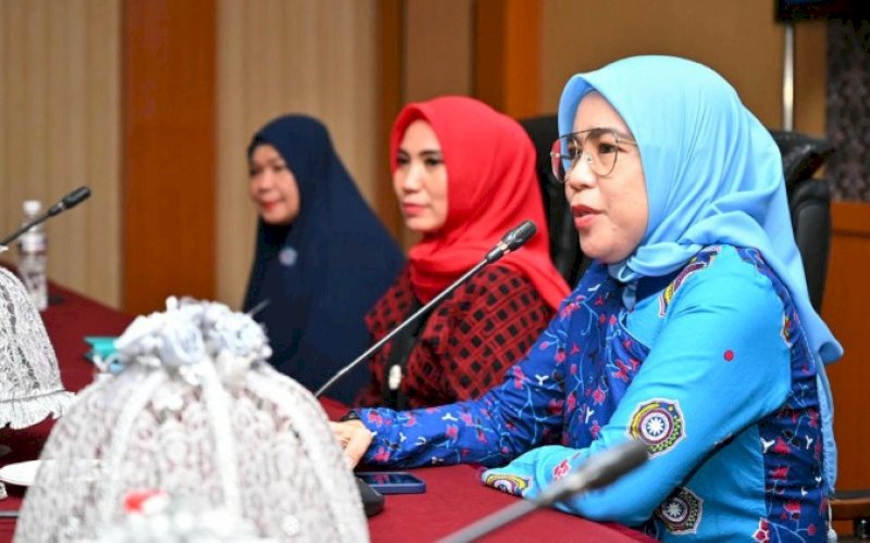 SILATURAHMI. Ketua Tim Penggerak PKK Bantaeng Sri Dewi Yanti menjamu Pj Ketua Tim Penggerak PKK Sulsel Sofha Marwah Bahtiar saat melakukan kunjungan silaturahmi dan monitoring program Pj Ketua TP PKK sekaligus Ketua Dekranasda Provinsi Sulsel di Kabupaten Bantaeng di Ruang Pola Kantor Bupati Bantaeng, Jumat (22/9/2023). foto: istimewa
