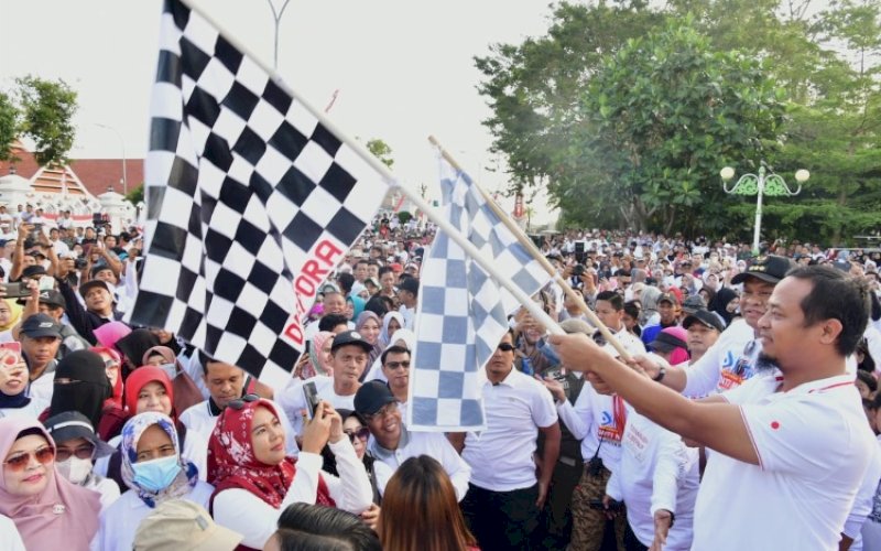 PELEPASAN. Gubernur Sulsel, Andi Sudirman Sulaiman, melepas peserta jalan sehat Sulsel Anti Mager di Kabupaten Bone, Sabtu (2/9/2023). foto: istimewa