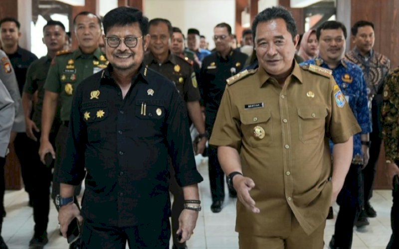 RAKOR. Menteri Pertanian Syahrul Yasin Limpo berjalan bersama Penjabat Gubernur Sulsel Bahtiar Baharuddin di sela-sela Rapat Koordinasi Pengendalian Inflasi Daerah dan Dampak El Nino di Kantor Gubernur, Senin (18/9/2023). foto: istimewa