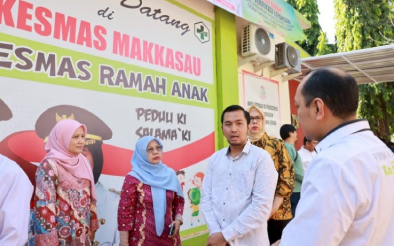 PENINJAUAN. Tim verifikasi lapangan Kabupaten/Kota Sehat (KKS) Tingkat Nasional 2023 melakukan peninjauan di PKM Makkasau, Kota Makassar. foto: istimewa