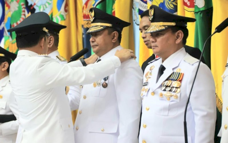PELANTIKAN. Mendagri, Tito Karnavian, secara resmi melantik Bahtiar Baharuddin sebagai Pj Gubernur Sulsel di Kantor Kemendagri, Jakarta Pusat, Selasa (5/9/2023). foto: istimewa