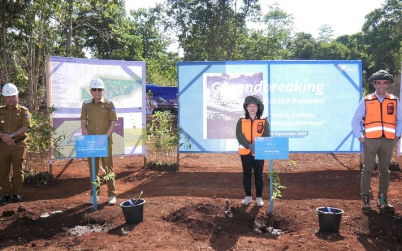 GROUNDBREAKING. CEO PT Vale Indonesia, Febriany Eddy, bersama dengan para mitra, melakukan seremonial groudbreaking pembangunan nursery atau pusat pembibitan Indonesia Growth Project (IGP) Pomalaa di area Kebun Raya Kolaka, Desa Lalonggolosua, Kecamatan Tanggetada, Kabupaten Kolaka, Sulawesi Tenggara, Selasa (19/9/2023). foto: istimewa