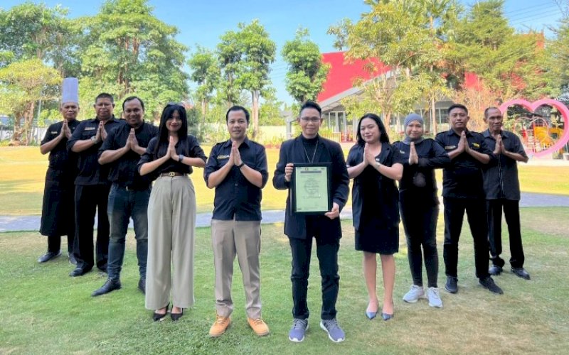 General Manager MaxOne Hotel & Resort Makassar, M Yusuf Sandy, bersama jajaran pimpinan dan karyawan MaxOne Hotel & Resort Makassar. foto: istimewa