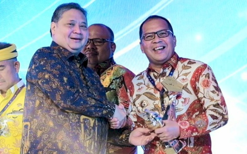 PENGHARGAAN. Menteri Koordinator Bidang Perekonomian Airlangga Hartarto menyerahkan pemghargaan kepada Wali Kota Makassar Moh Ramdhan Pomanto di sela-sela Rapat Koordinasi Nasional P2DD di Jakarta, Selasa (3/10/2023). foto: istimewa