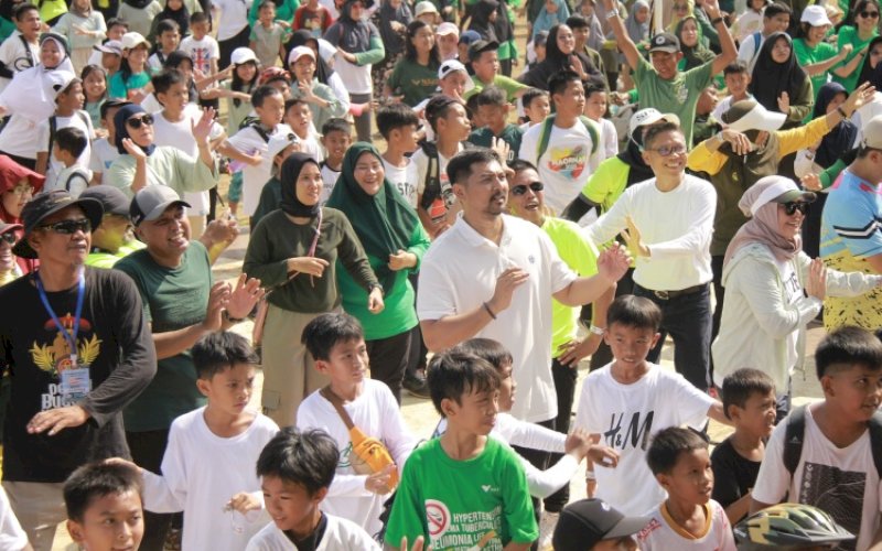 SENAM PAGI. Wakil Bupati Luwu Timur Akbar Andi Leluasa bersama COO PT Vale Abu Ashar ikut di tengah-tengah masyarakat yang melaksanakan senam pagi di sela acara Funbike & Funwalk di Lapangan Iniaku, Sorowako, Lutim, Sabtu (14/10/2023). foto: istimewa