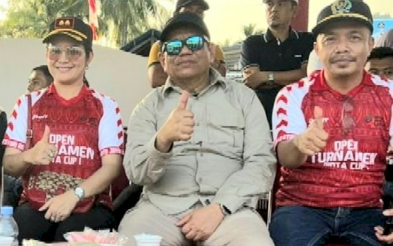 Amirullah Nur Saenong (tengah) bersama Kajari Kolaka Utara Henderina Malo (kiri). foto: istimewa&nbsp;