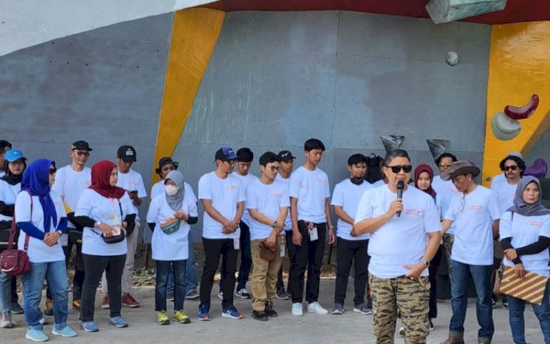 PEMBUKAAN. Ketua Umum FPTI Kota Makassar, Andi Bukti Djufrie, secara resmi membuka Porkot VIII Makassar 2023 untuk cabang olahraga panjat tebing di Venue Panjat Tebing Lapangan Hertasning, Jl Letjend Hertasning, Makassar, Sabtu (21/10/2023). foto: istimewa