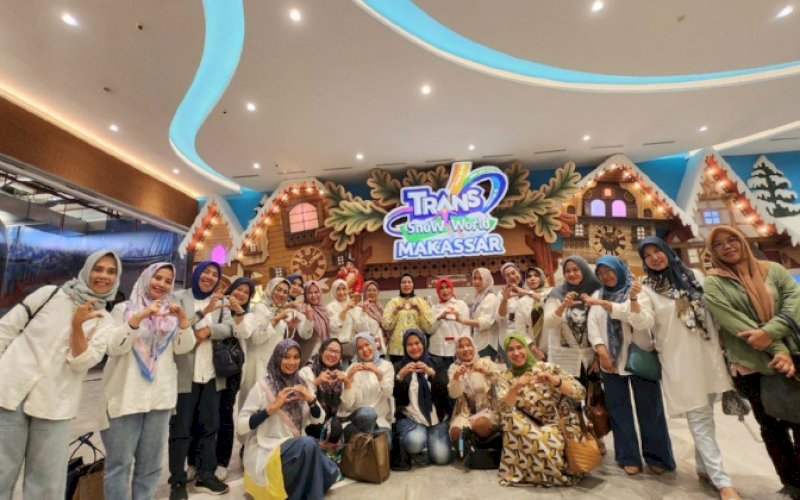 NOBAR. Ketua Dekranasda sekaligus Ketua TP PKK Kabupaten Bulukumba, Andi Herfida Muchtar, mengajak jajaran pengurus dua organisasi yang diketuainya untuk melakukan refreshing sambil belajar film Air Mata di Ujung Sajadah di Trans Studio Mall (TSM) Makassar, Kamis (28/9/2023). foto: istimewa