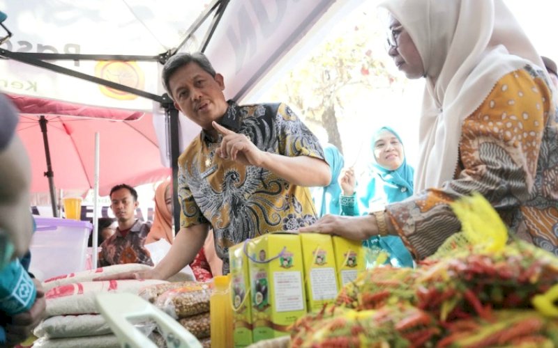 PASAR MURAH. Pj Sekda Provinsi Sulsel, Andi Muhammad Arsjad, membuka sekaligus meninjau Pasar Murah Gerakan Pangan Murah yang digelar Dinas Ketahanan Pangan Provinsi Sulsel di Jl Seroja, Kelurahan Kampung Buyang, Kecamatan Mariso, Kota Makassar, Senin&nbsp;(2/10/2023). foto: istimewa