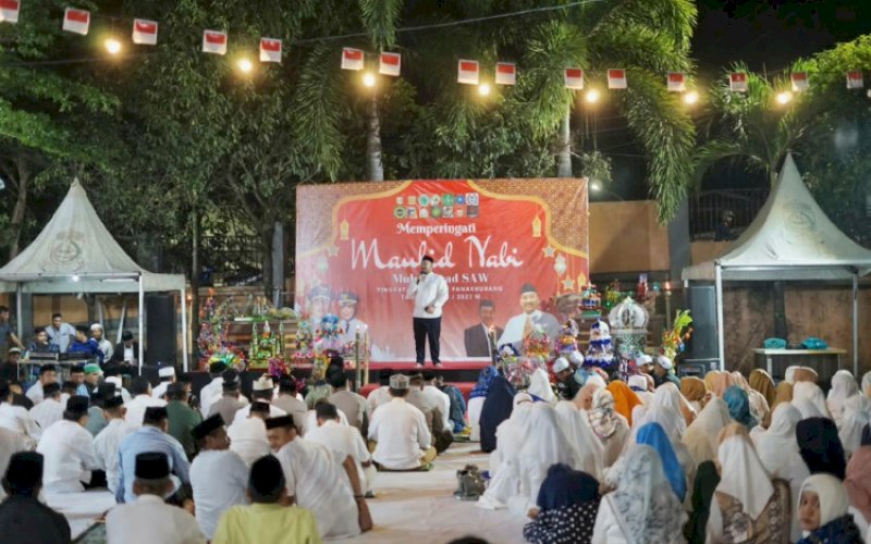 MAULID. Camat Panakkukang, Andi Pangerang Nur Akbar, membawakan sambutannya pada peringatan Maulid Nabi Muhammad SAW di Halaman Kantor Camat Panakkukang, Sabtu (21/10/2023) malam. foto: istimewa