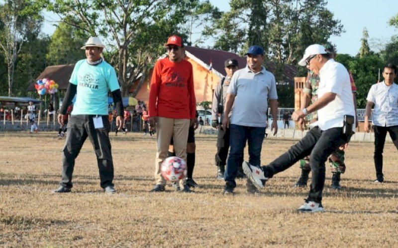 PEMBUKAAN. Bupati Bulukumba, Andi Muchtar Ali Yusuf, melakukan tendangan pertama saat membuka secara resmi turnamen sepak bola Benteng Palioi Cup I di Lapangan Borong Papu, Desa Benteng Palioi, Kecamatan Kindang, Kabupaten Bululumba, Jumat (6/10/2023). foto: istimewa