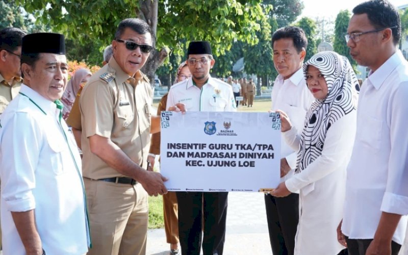 PENYERAHAN. Bupati Bulukumba, Andi Muchtar Ali Yusuf, menyerahkan secara simbolis insentif kepada guru TPA/TKA dan Madrasah Diniyah yang berasal dari Baznas Bulukumba di sela-sela Apel Gabungan OPD di halaman Kantor Bupati Bulukumba, Senin (9/10/2023). foto: istimewa&nbsp;