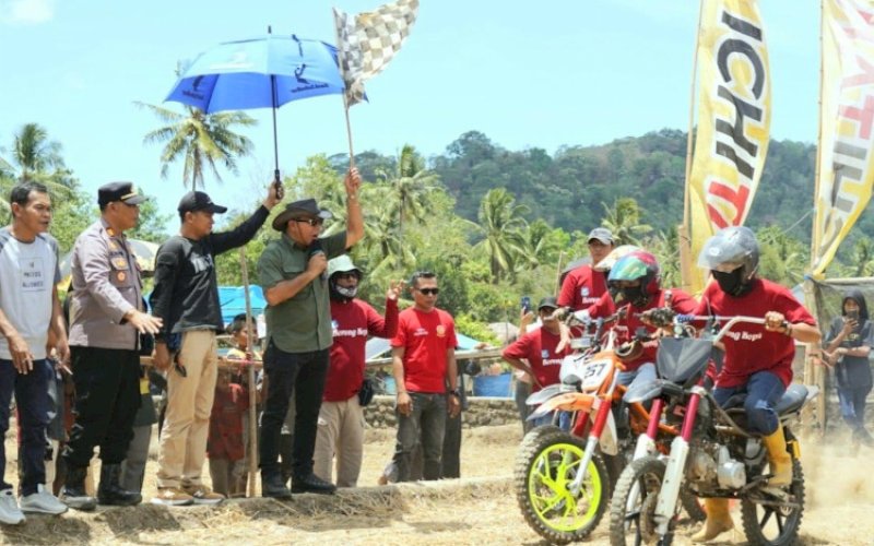 PEMBUKAAN. Bupati Bulukumba, Andi Muchtar Ali Yusuf, membuka secara resmi lomba balap motocross ojek gabah di Desa Bukit Harapan, Kecamatan Gantarang, Kabupaten Bulukumba. Balap motor ini, dirangkai dengan panen raya, Sabtu (30/9/2023). foto: istimewa