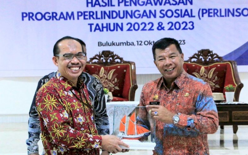 CENDERA MATA. Bupati Bulukumba Muchtar Ali Yusuf memberikan cindera mata miniatur Pinisi kepada Kepala BPKP Perwakilan Sulsel Mohamad Risbiyantoro di sela-sela kegiatan FGD Perlindungan Sosial Tingkat Provinsi di Kawasan Tanjung Bira, Bulukumba, Kamis (12/10/2023). foto: istimewa