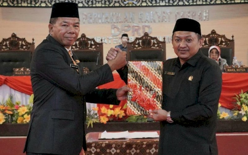 PENYERAHAN. Bupati Bulukumba Andi Muchtar Ali Yusuf menyerahkan Rancangan Peraturan Daerah tentang Anggaran Pendapatan dan Belanja Daerah 2024 kepada Ketua DPRD Kabupaten Bulukumba Rijal pada rapat paripurna DPRD Kabupaten Bulukumba, Senin (30/10/2023). foto: istimewa