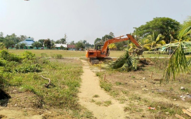 PEMBANGUNAN RUSUN. Alat berat berktivitas di lokasi pembangunan Rumah Susun (Rusun) di Luwu Timur, Selasa (31/10/2023). Pembangunan ini merupakan aspirasi Anggota DPR RI dari Fraksi Partai Golkar, Muhammad Fauzi. foto: istimewa