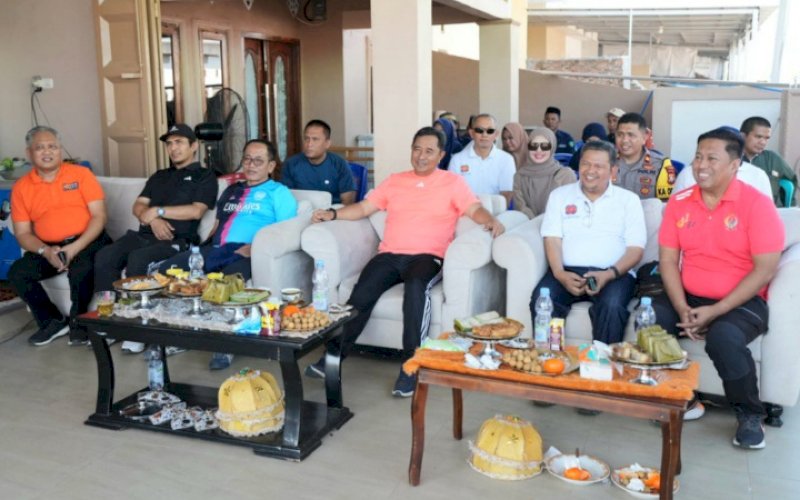 SILATURAHMI. Pj Gubernur Sulsel Bahtiar Baharuddin bersama Ketua DPD REI Sulsel Mahmud Lambang pada pertemuan silaturahmi di Perumahan Bina Sarana Residence, Moncongloe Lappara, Kecamatan Moncong Loe, Kabupaten Maros, Minggu (15/10/2023). foto: istimewa