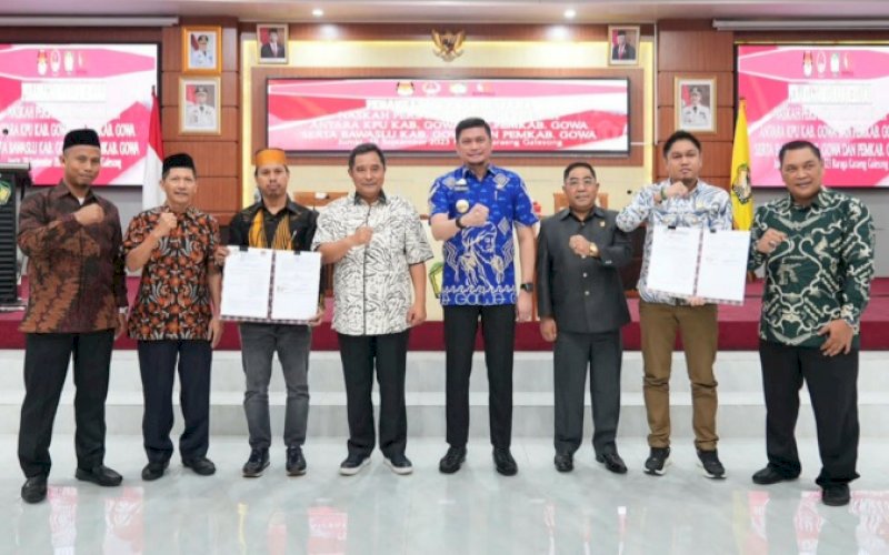 NPHD. Pj Gubernur Sulsel Bahtiar Baharuddin bersama Bupati Gowa Adnan Purichta Ichsan pada penandatanganan bersama Naskah Perjanjian Hibah Daerah (NPHD) antara KPU, Bawaslu, dan Pemkab Gowa di Baruga Karaeng Galesong, Kantor Bupati Gowa, Jumat (29/9/2023). foto: istimewa