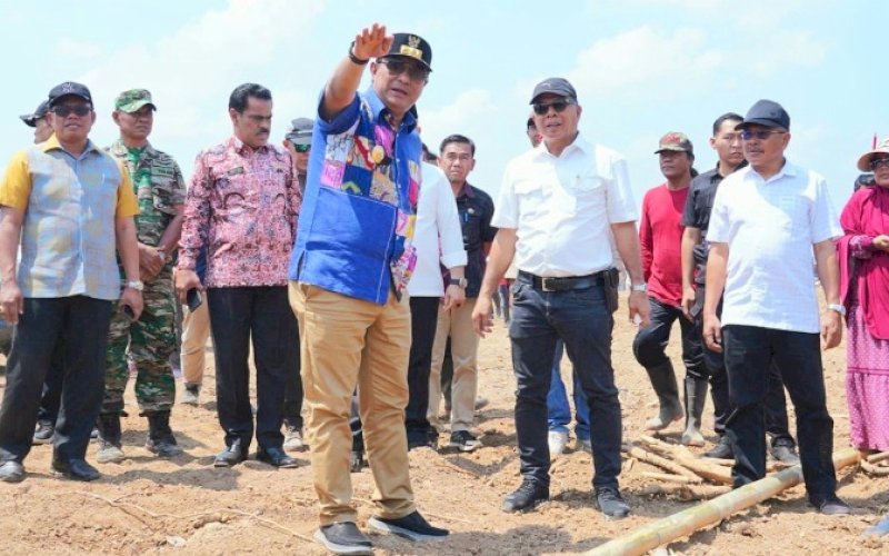 TANAM PISANG. Pj Gubernur Sulsel Bahtiar Baharuddin bersama Bupati Bulukumba Andi Muchtar Ali Yusuf di sela-sela melakukan penanaman pisang bersama di Kelurahan Mannanti, Kecamatan Tellu Limpoe, Kabupaten Sinjai, Jumat (27/10/2023). foto: istimewa