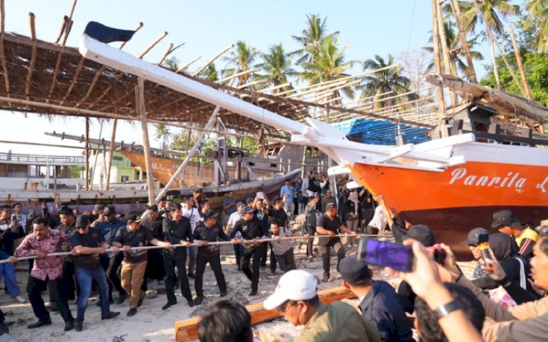 ANNYORONG LOPI. Pj Gubernur Sulsel Bahtiar Baharuddin didampingi Bupati Bulukumba Andi Muchtar Ali Yusuf, dan jajaran Forkopimda Kabupaten Bulukumba, turut serta dalam tradisi Annyorong Lopi. Bersama warga Bontobahari, Kabupaten Bulukumba, ikut mendorong perahu ke laut. foto: istimewa