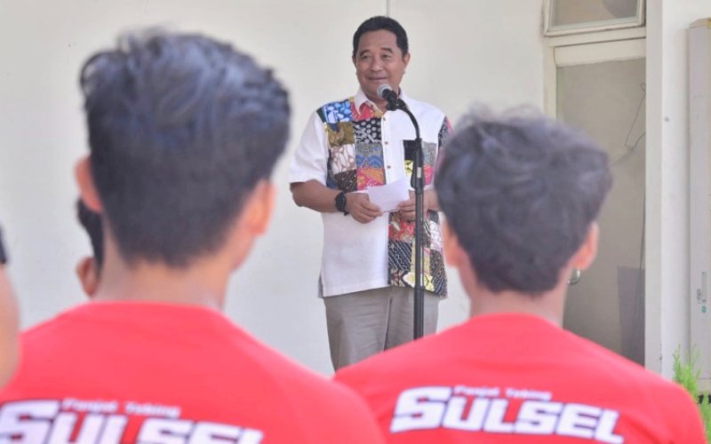 PELEPASAN. Pj Gubernur Sulsel, Bahtiar Baharuddin, melepas atlet FPTI Provinsi Sulsel, yang akan berkompetisi di Pra PON XXI, Semarang, Jawa Tengah di pelataran Inninawa Rumah Jabatan Gubernur Sulsel, Minggu (22/10/2023). foto: istimewa