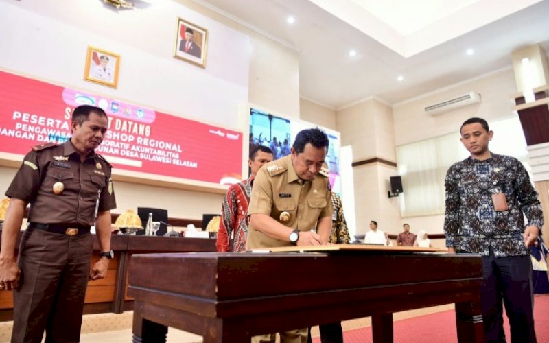PENANDATANGANAN. Pj Gubernur Sulsel, Bahtiar Baharuddin, melakukan penandatanganan di sela-sela membuka Workshop Regional Pengawasan Kolaboratif Akuntabilitas Keuangan dan Pembangunan Desa Sulsel di Ruang Rapat Pimpinan Kantor Gubernur Sulsel, Kamis (26/10/2023). foto: istimewa