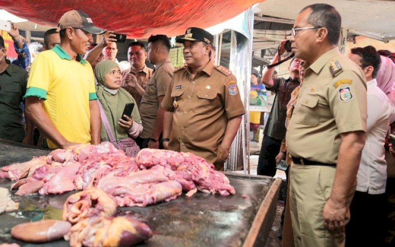 PENINJAUAN. Wali Kota Makassar Moh Ramdhan Pomanto mendampingi Pj Gubernur Sulsel Bahtiar Baharuddin meninjau harga sembako di Pasar Daya, Jl Kapasa Raya, Makassar, Selasa (17/10/2023). foto: istimewa