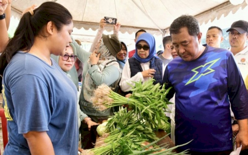 PANGAN MURAH. Pj Gubernur Sulsel, Bahtiar Baharuddin, meninjau Gerakan Pangan Murah yang digelar Pemkab Bone di Lapangan Merdeka Watampone, Bone, Minggu (8/10/2023). foto: istimewa