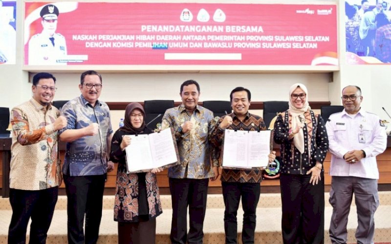 NPHD. Penandatanganan NPHD antara Pj Gubernur Sulsel Bahtiar Baharuddin, Ketua KPU Sulsel Hasbullah, dan Ketua Bawaslu Sulsel Mardiana Rusli berlangsung di Ruang Rapat Pimpinan di Kantor Gubernur Sulsel, Senin (2/10/2023). foto: istimewa
