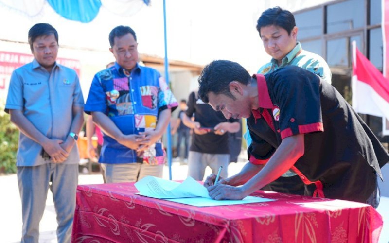 NPHD. Pj Gubernur Sulsel, Bahtiar Baharuddin, menyaksikan Penandatanganan NPHD antara Pemprov Sulsel dengan Konfederasi Serikat Nusantara Tahun Anggaran 2023 di Balai Latihan Kerja (BLK) Federasi Serikat Perjuangan Buruh Indonesia Konfederasi Serikat Nusantara (FSPBI-KSN). Jumat (13/10/2023). foto: istimewa