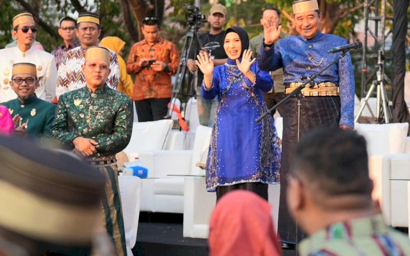 KIRAB BUDAYA. Pj Gubernur Sulsel Bahtiar Baharuddin didampingi istri hadir langsung menutup acara Kirab Budaya dan Pesta Rakyat sebagai rangkaian Hari Jadi Sulsel ke-354 di Anjungan Pantai Losari Makassar, Sabtu (21/10/2023). foto: istimewa