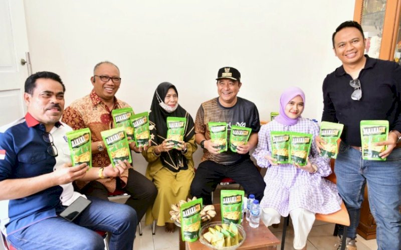 KUNJUNGAN. Pj Gubernur Sulsel, Bahtiar Baharuddin, mengunjungi usaha kripik pisang Banana Cin di Permata Hijau Lestari, Jl Hertasning Baru, Kota Makassar, Minggu (29/10/2023). foto: istimewa