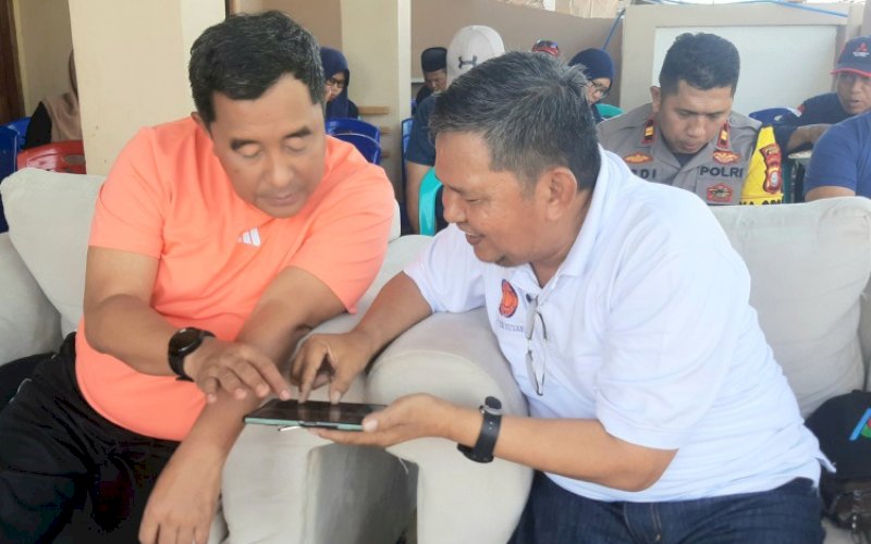 BINCANG SANTAI. Ketua DPD REI Sulsel Mahmud Lambang (kanan) bincang santai dengan Pj Gubernur Sulsel, Bahtiar Baharuddin di Perumahan Bina Sarana Recidence 2, Desa Moncongloe Lappara, Kecamatan Moncongloe, Kabupaten Maros, Minggu (15/10/2023). foto: doelbeckz/pluz.id