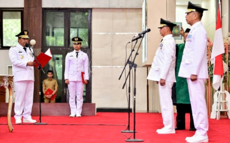 PELANTIKAN. Pj Gubernur Sulsel Bahtiar Baharuddin melantik Baba sebagai Pj Bupati Enrekang dan Akbar Ali sebagai Pj Wali Kota Parepare di Ruang Pola Kantor Gubernur Sulsel, Selasa (31/10/2023). foto: istimewa