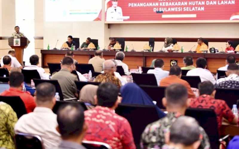 RAKOR. Penjabat Gubernur Sulsel, Bahtiar Baharuddin, memimpin Rapat Koordinasi (Rakor) Penanganan Kebakaran Hutan dan Lahan (Karhutla) di Ruang Rapat Pimpinan Kantor Gubernur, Kamis (12/10/2023). fotoo: istimewa