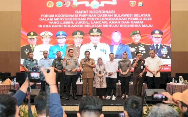 RAKOR. Pj Gubernur Sulsel, Bahtiar Baharuddin, memimpin Rakor bersama Forkompinda, Forkopimcam, KPU, dan Bawaslu se-Sulsel di Hotel Claro Makassar, Rabu (11/10/2023). foto: istimewa