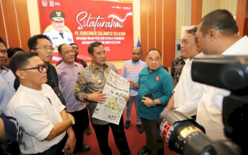 SILATURAHMI. Pj Gubernur Sulsel, Bahtiar Baharuddin, melakukam pertemuan silaturahmi bersama para insan pers, baik media cetak, online, dan TV berlangsung di Baruga Karaeng Pattingalloang, Rumah Jabatan Gubernur Sulsel, Makassar, Senin (2/10/2023). foto: istimewa