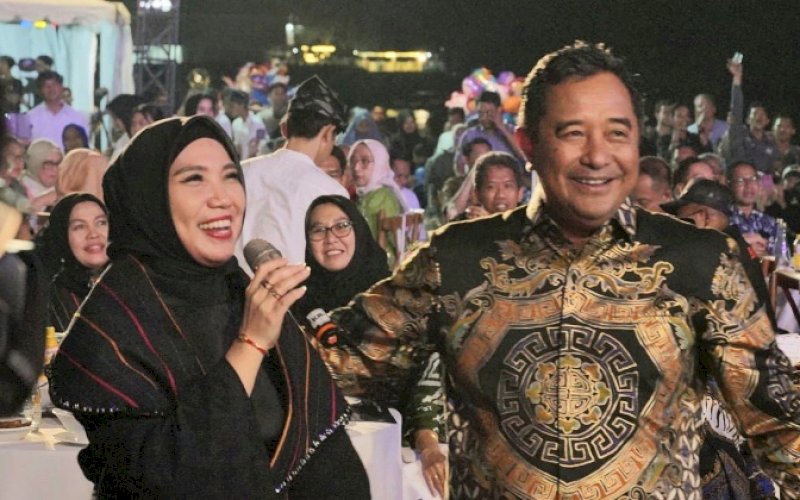 FESTIVAL FINISI. Pj Gubernur Sulsel, Bahtiar Baharuddin, bersama istri menghadiri Malam puncak Festival Pinisi XIII 2023, berlangsung meriah di Pantai Tanjung Bira, Kabupaten Bulukumba, Jumat (27/10/2023). foto: istimewa