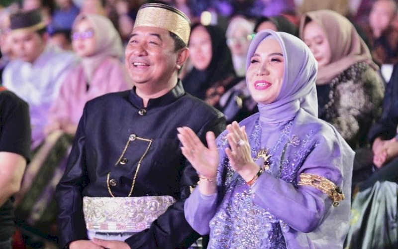 FASHION SHOW. Bahtiar Baharuddin didampingi Pj Ketua TP PKK Sofha Marwah Bahtiar beserta kedua anaknya, tampil sebagai pembuka gelaran fashion show, dengan mengenakan baju adat berwarna silver, karya desainer asal Kota Makassar, Wawan Gold di Anjungan Pantai Losari Makassar, Jumat (20/10/2023). foto: istimewa