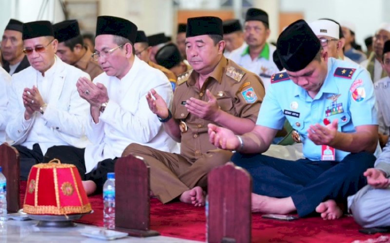 SULSEL BERSELAWAT. Pj Gubernur Sulsel, Bahtiar Baharuddin (kedua kanan), menghadiri Sulsel Berselawat dalam rangka memperingati Maulid Nabi Muhammad SAW sekaligus HUT TNI ke-78 berlangsung khidmat di Masjid Kubah 99 Asmaul Husna, Kawasan CPI, Kota Makassar, Kamis (5/10/2023) lalu. foto: istimewa