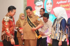 Bahtiar Baharuddin dan Sofha Marwah Dikukuhkan Jadi Bapak dan Bunda Asuh Anak Stunting&nbsp;