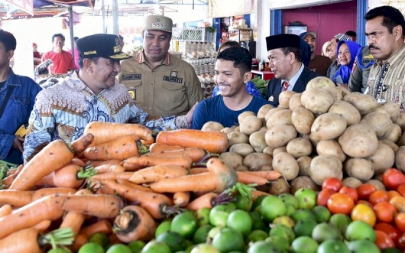 SIDAK. Pj Gubernur Sulsel Bahtiar Baharuddin bersama Bupati Maros AS Chaidir Syam meninjau Pasar Tramo Butta Salewangang, Kabupaten Maros, Senin (2/10/2023). foto: istimewa