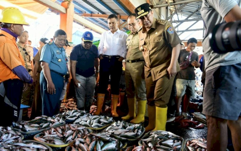 PENINJAUAN. Pj Gubernur Sulsel Bahtiar Baharuddin didampingi Wali Kota Makassar Moh Ramdhan Pomanto meninjau TPI Paotere di Jl Sabutung, Makassar, Senin (16/10/2023). foto: istimewa